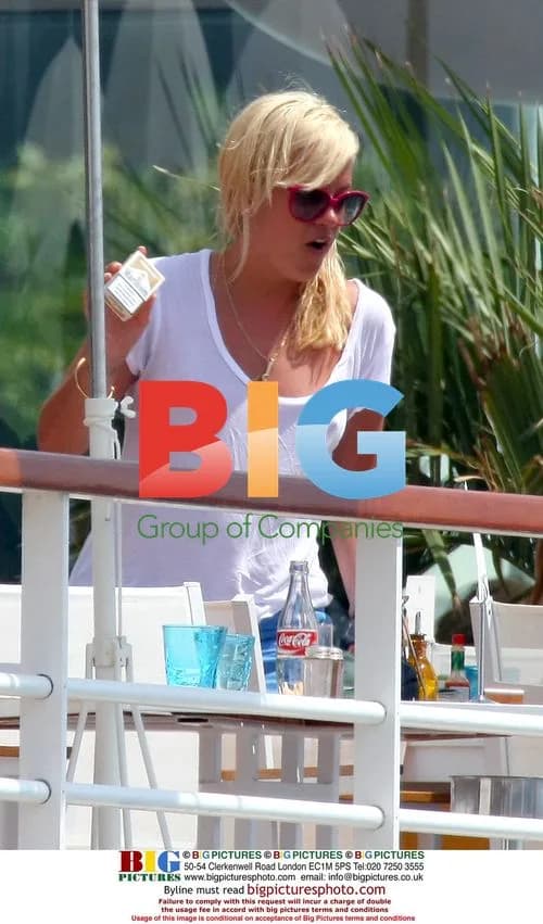 Lily Allen relaxing on vacation in France