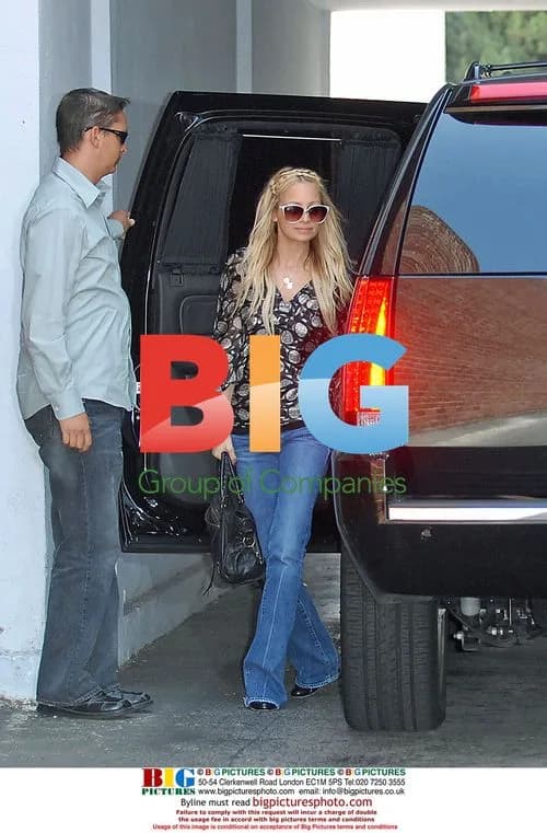 Nicole Richie Grabs Breakfast Before Traffic School
