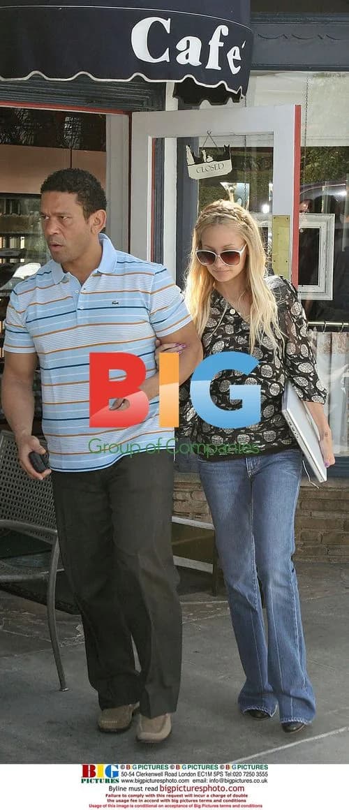 Nicole Richie Stops at Cafe for Breakfast Before Traffic School