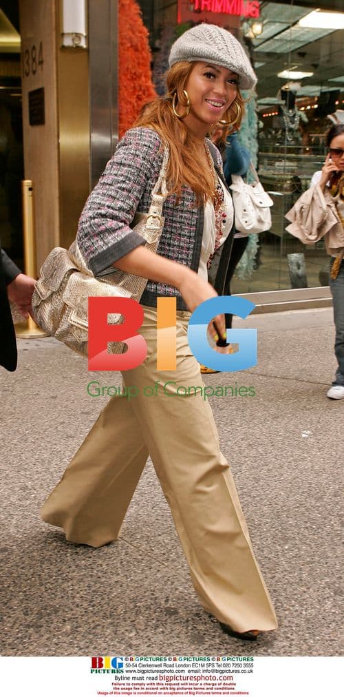 Beyonce Knowles leaves NYC building