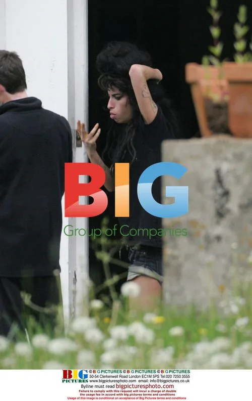 Amy Winehouse outside Pete Doherty's house