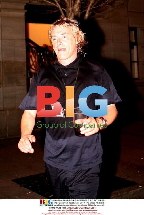 Singer Paul Weller in Bum Fight at Dundee's Caird Hall