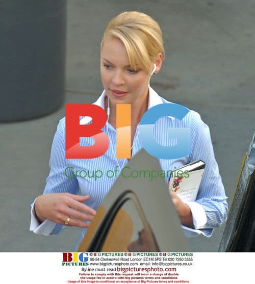Katherine Heigl on "Ugly Truth" set