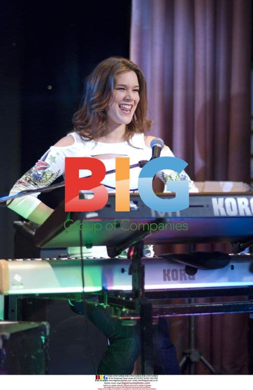 Joss Stone films 'Snappers'