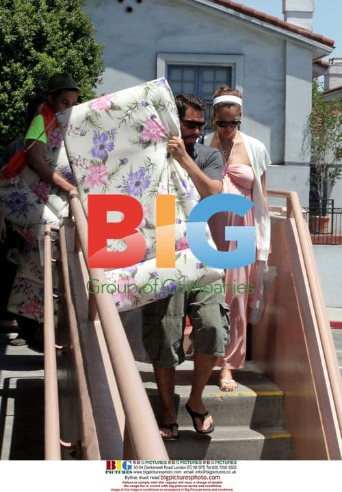 Jessica Alba Shops at Rite-Aid