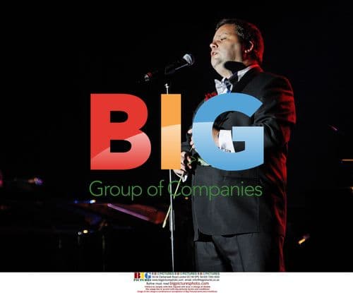 Paul Potts Performs in Sweden Concert