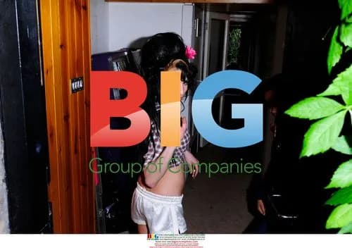 Singer Amy Winehouse autographs boy's bongos