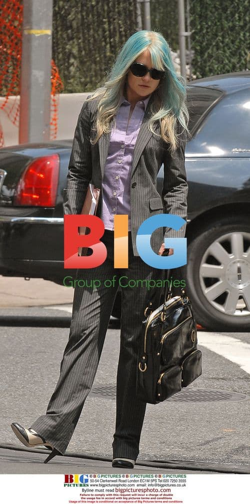 Anne Hathaway and Kate Hudson on Bride Wars set