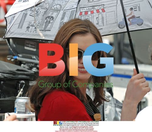 Anne Hathaway and Kate Hudson on Bride Wars set