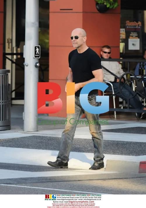 Bruce Willis spends Memorial Day with daughters
