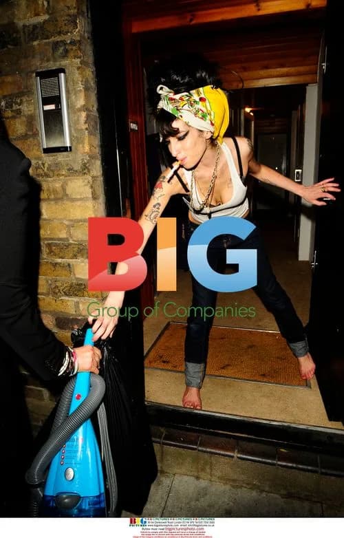 Amy Winehouse Taking Out Trash