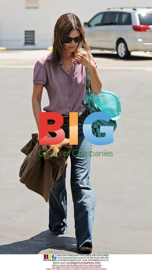 Rachel Bilson runs errands with mom