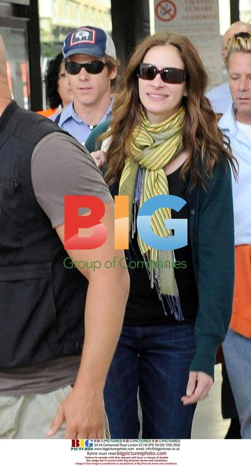 Julia Roberts Arrives in Rome with Family