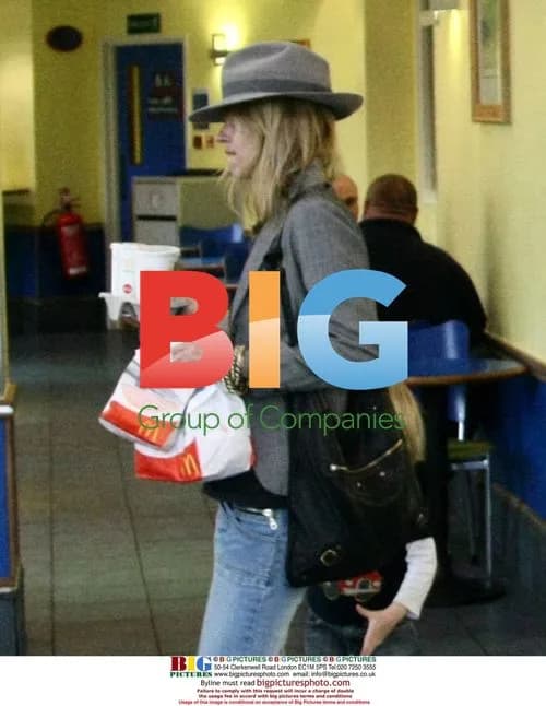 Kate Moss visits McDonald's with friends