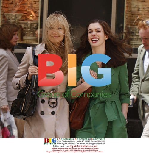 Anne Hathaway and Kate Hudson on 'Bride Wars' set