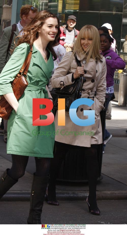 Anne Hathaway and Kate Hudson on 'Bride Wars' set