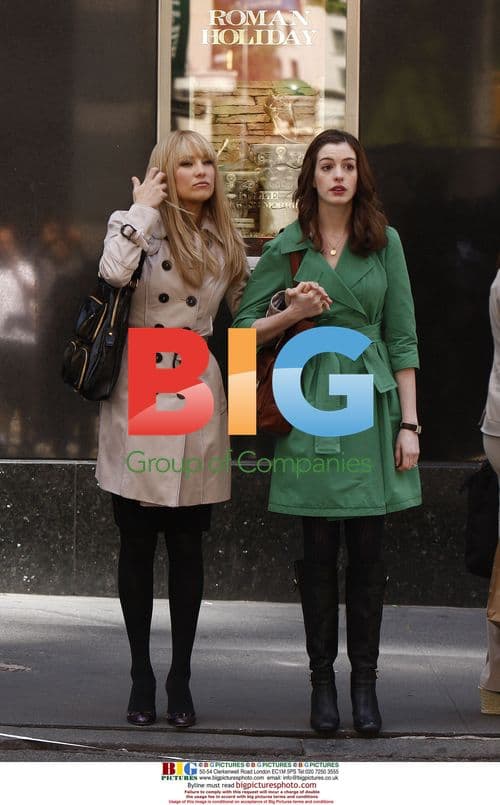 Anne Hathaway and Kate Hudson on 'Bride Wars' set