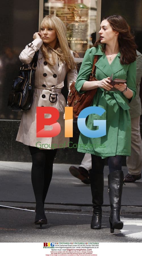 Anne Hathaway and Kate Hudson on 'Bride Wars' set