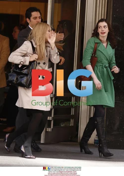 Anne Hathaway and Kate Hudson on 'Bride Wars' set