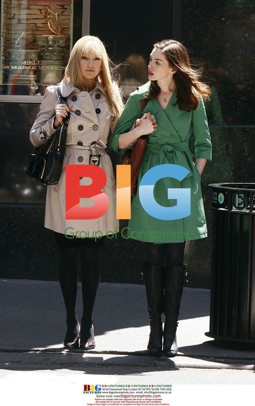 Anne Hathaway and Kate Hudson on 'Bride Wars' set