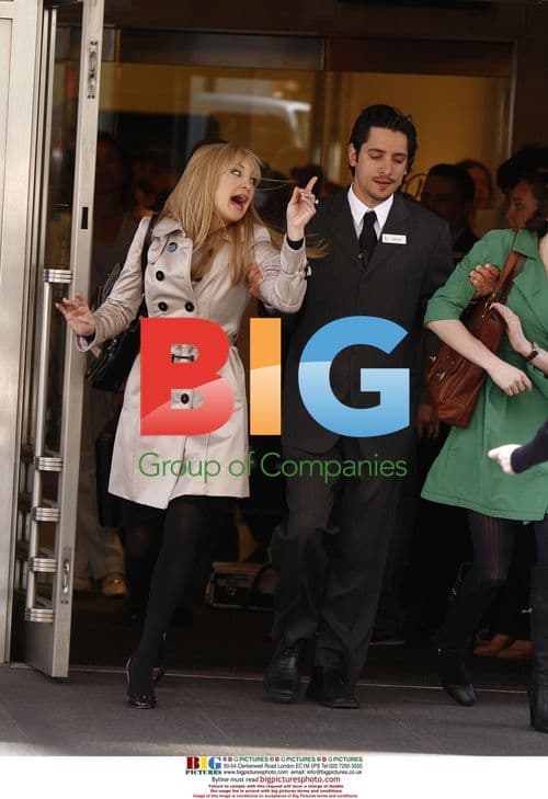 Anne Hathaway and Kate Hudson on 'Bride Wars' set