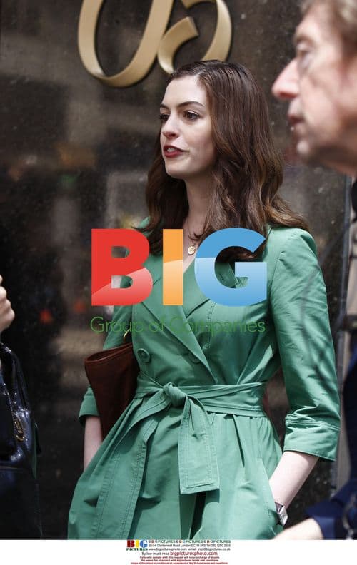 Anne Hathaway and Kate Hudson on 'Bride Wars' Set