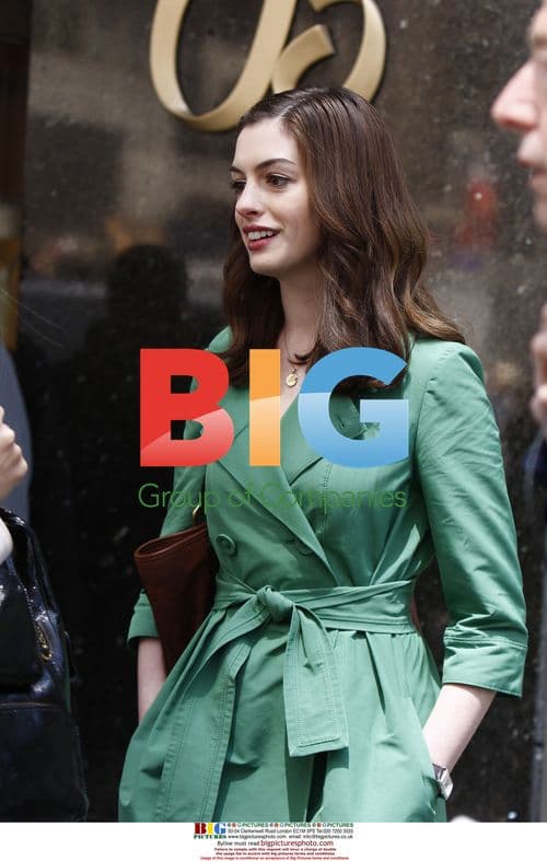 Anne Hathaway and Kate Hudson on 'Bride Wars' set