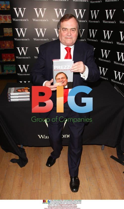 Former deputy PM signs memoir "PREZZA My Story"