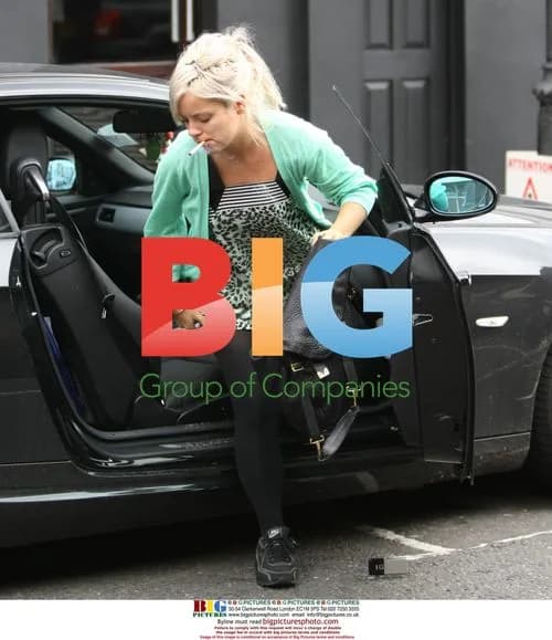 Lily Allen packs car, changes shoes, drops phone