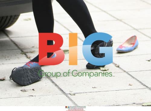 Singer Lily Allen packs car, changes shoes