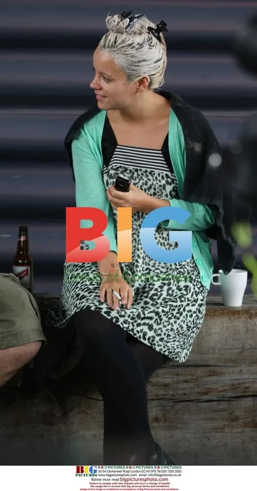 Lily Allen goes shopping and gets hair bleached