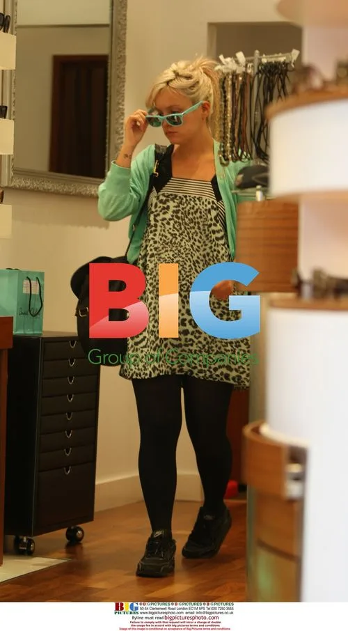 Lily Allen goes shopping and bleaches hair in London