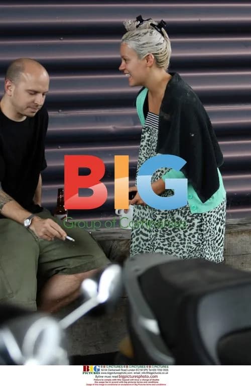 Lily Allen goes shopping and gets hair bleached