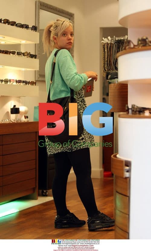Lily Allen goes shopping, has hair bleached