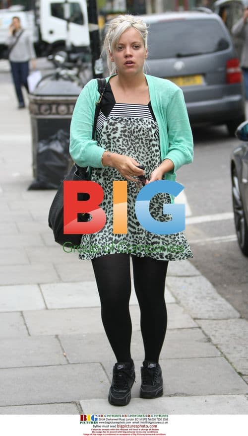 Lily Allen goes shopping and gets hair bleached