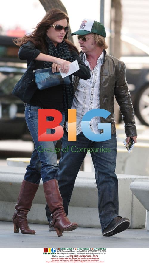 Celebs attend LA Lakers game