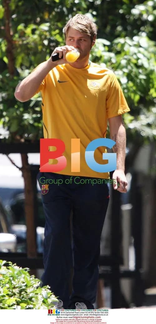 Brian McFadden Walks to Gym in Sydney