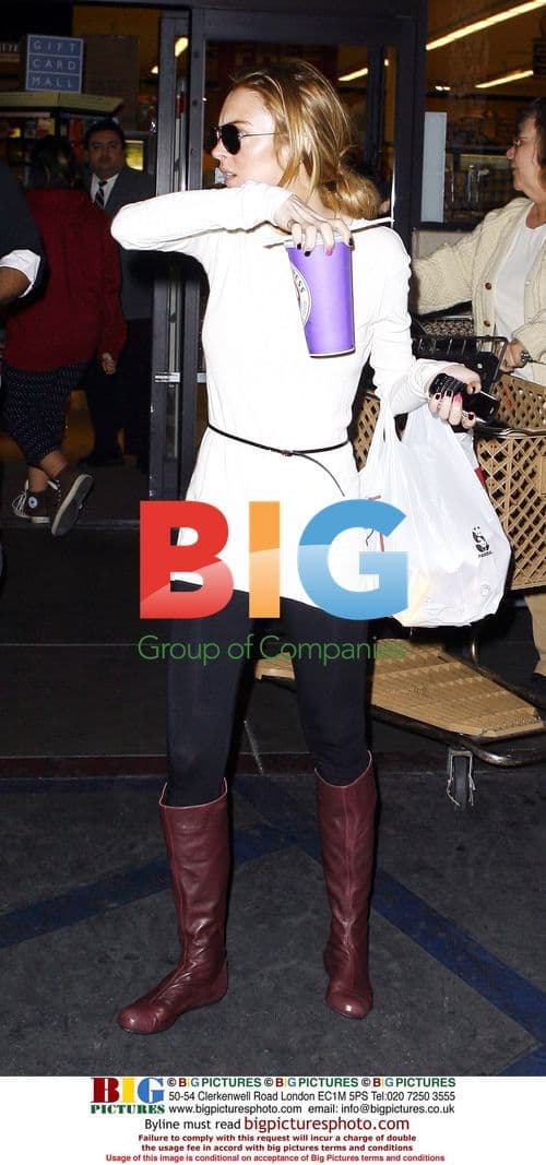 Lindsay Lohan and Samatha Ronson get food