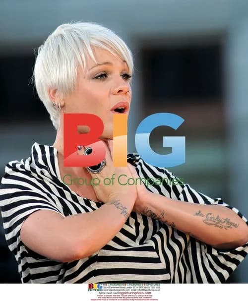 Pink Performs on CBS 'Early Show'