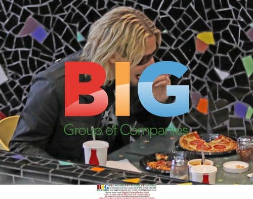 Nickelback's Chad Kroeger has coke and pizza at LAX