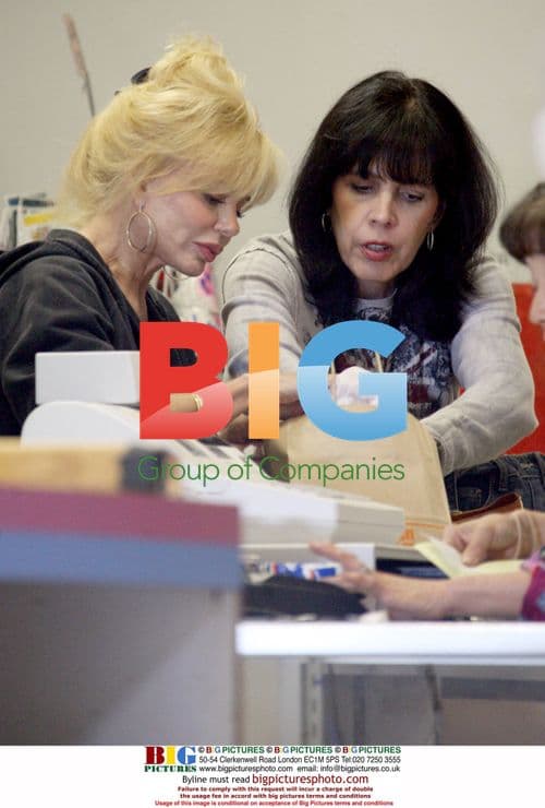 Loni Anderson visits post office in Bel Air