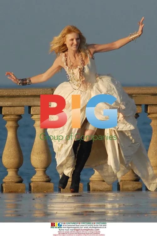 Marta Cecchetto's wardrobe malfunction during Tuscany ad