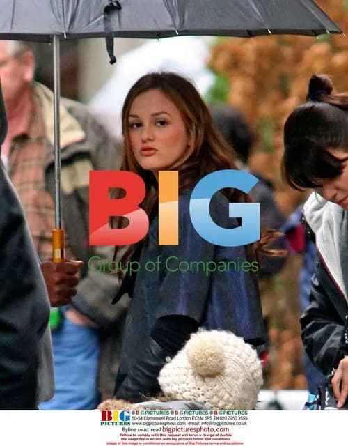 Leighton Meester and Ed Westwick on "Gossip Girl" set