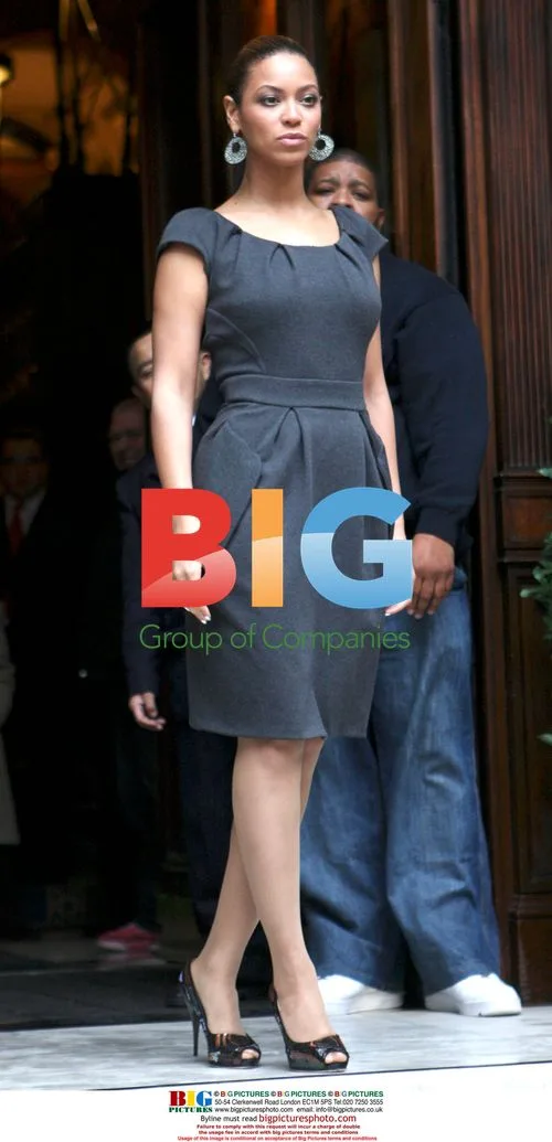 Beyonce Smiles Outside London Hotel