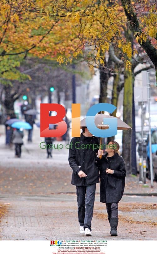 Stephen Merchant and girlfriend in Vancouver rain