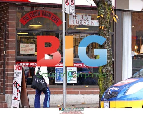 Stephen Merchant and girlfriend in Vancouver rain