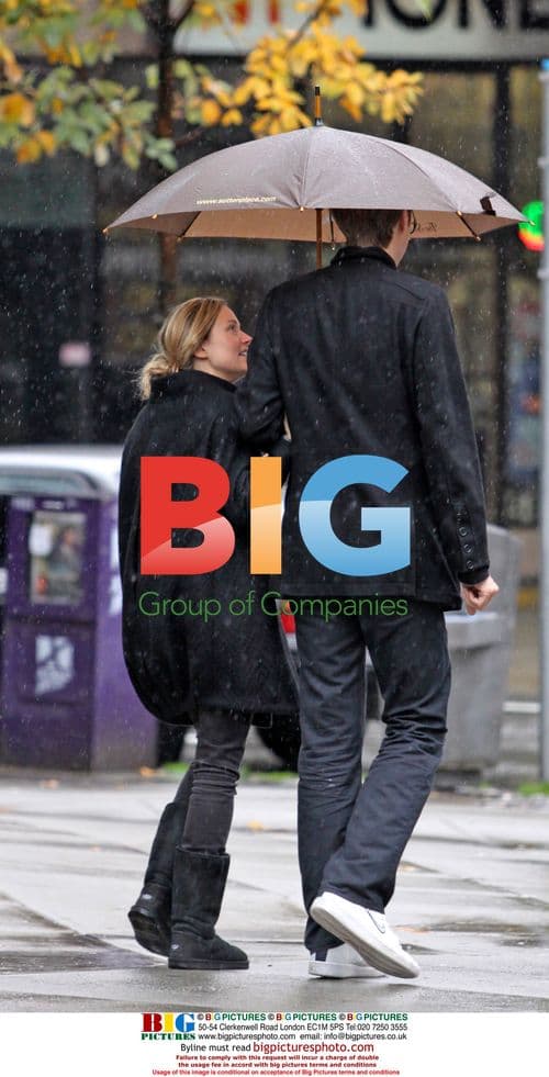 Stephen Merchant and girlfriend in the rain