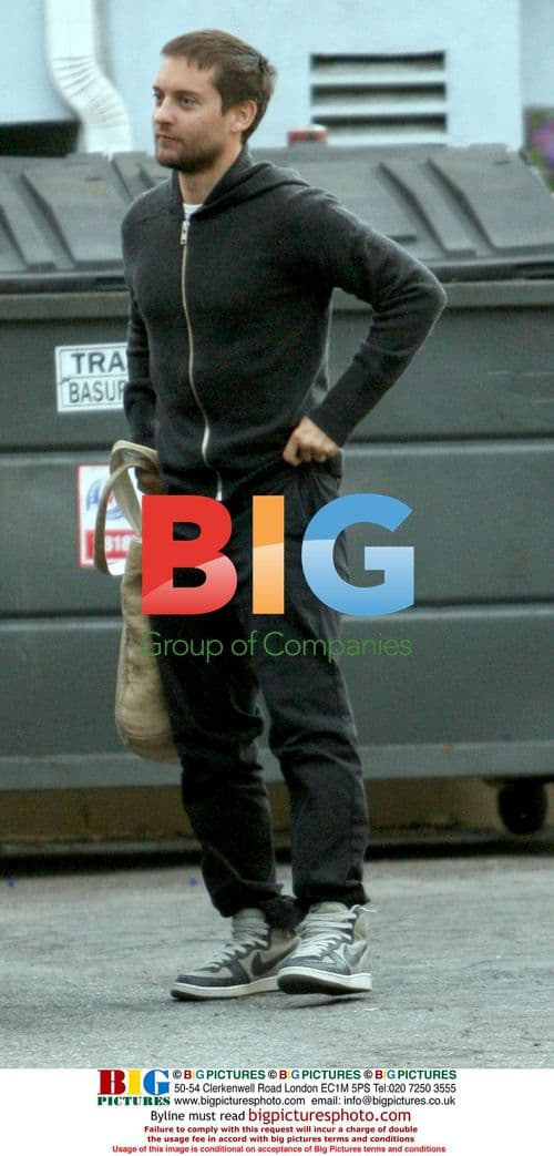 Toby Maguire takes family to dinner