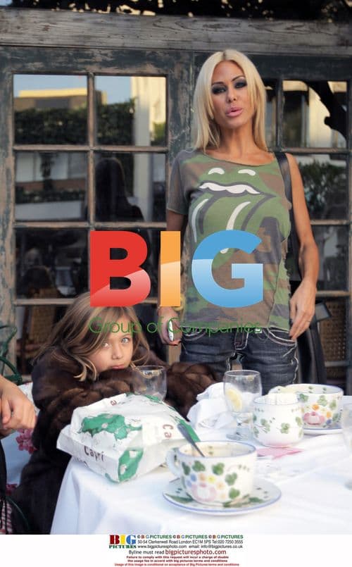 Shauna Sands and kids leaving the Ivy Restaurant