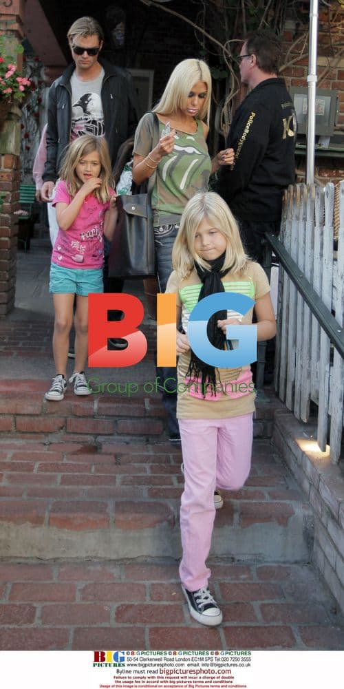 Shauna Sands and kids leave LA restaurant